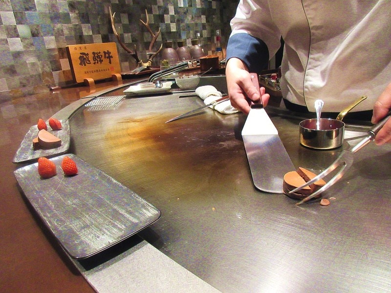 TOKYO KAIKAN 會 鉄板でのデザートの調理