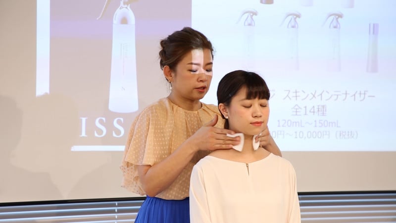 首は年齢サインが出やすいポイントなので、しっかりと保湿を