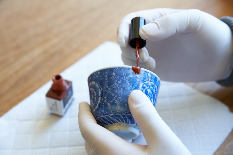 マニュキュアのような筆で手軽に