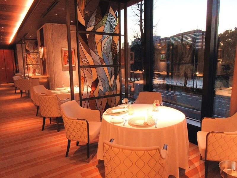 レストラン プルニエ 窓際の席