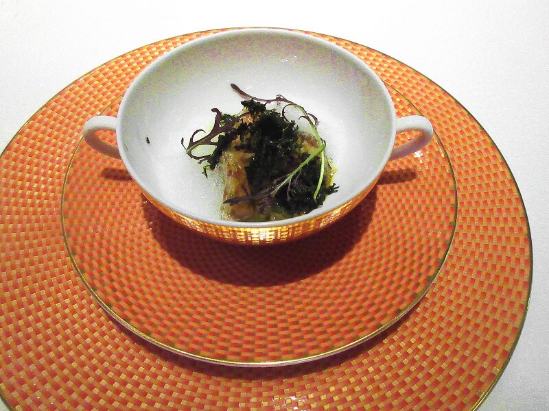 レストラン プルニエ 蝦夷鮑 海藻塩釜蒸し 佐賀県有明の生のり 肝とフランス産有塩バターのノワゼットソース