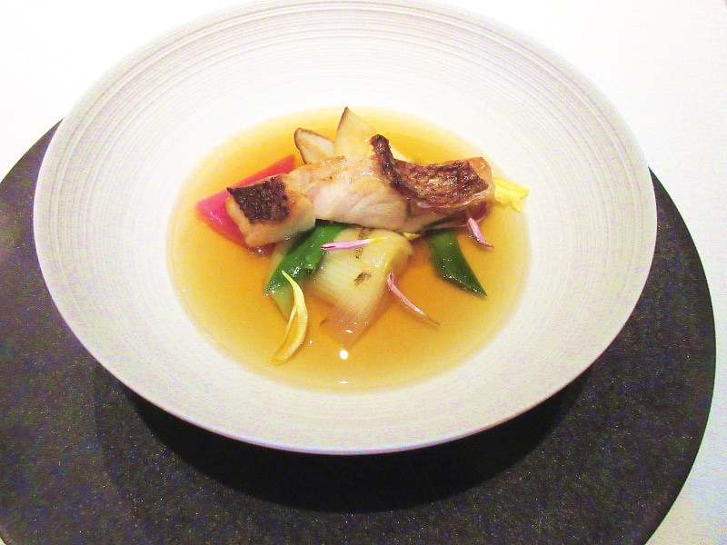 レストラン プルニエ 軽くスモークをかけた のどくろのサラマンダー焼き ビーフコンソメに浮かべて