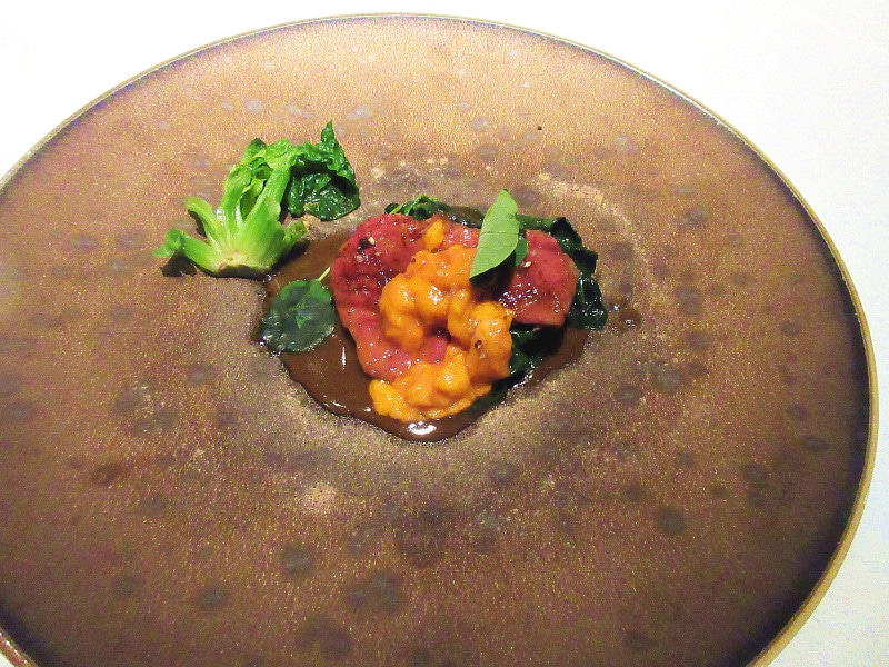 レストラン プルニエ 佐賀牛フィレ肉（A5）のロースト 北海道産 生うにと共に 縮みほうれん草のソテー レフォール風味のジュ