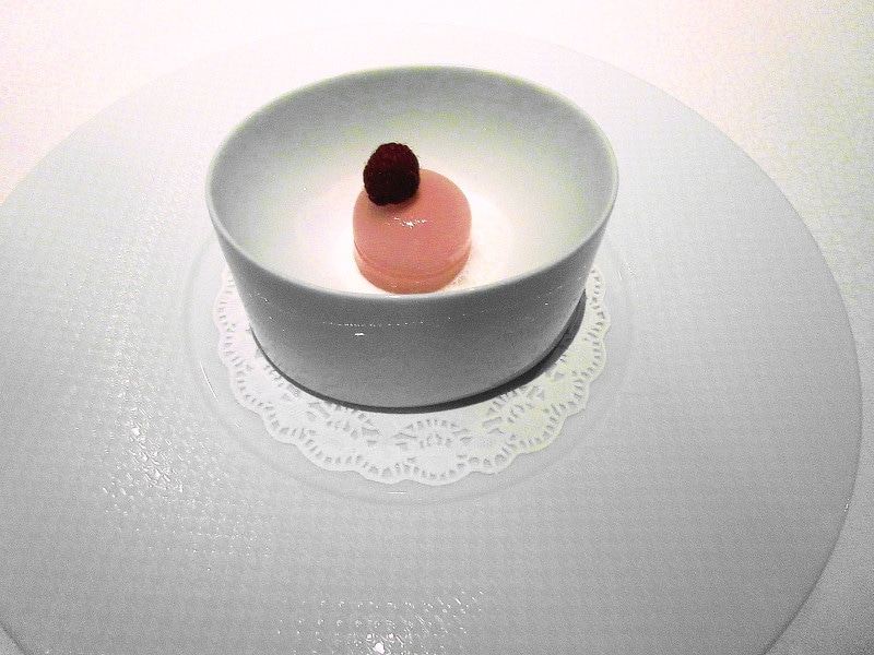 レストラン プルニエ 木苺の生マカロン ヨーグルトソース