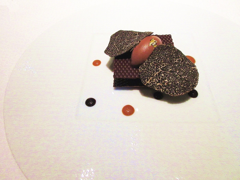 レストラン プルニエ シェフのスペシャリテ 黒トリュフのクリームをサンドした「キャレ ショコラ」
