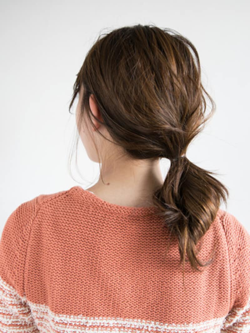 お団子のようなヘアアレンジ。ポニーフックでより華やかな印象に