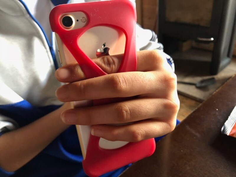 指をスマホとケースの間に入れるだけ。シリコン製なので痛くない