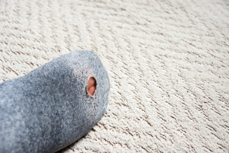 ダーンタフの靴下なら、万が一穴が開いても何年間でも交換してくれる