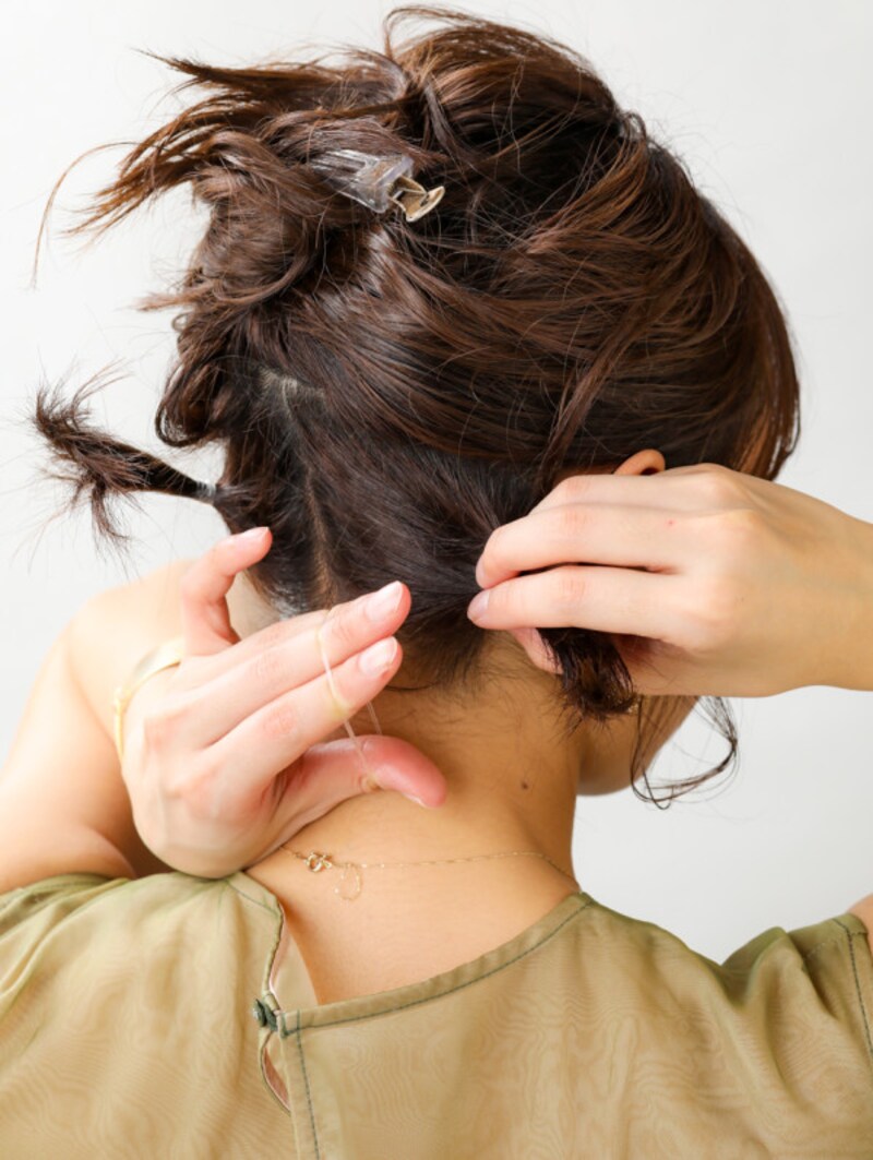 毛束は上向きで結ぶ