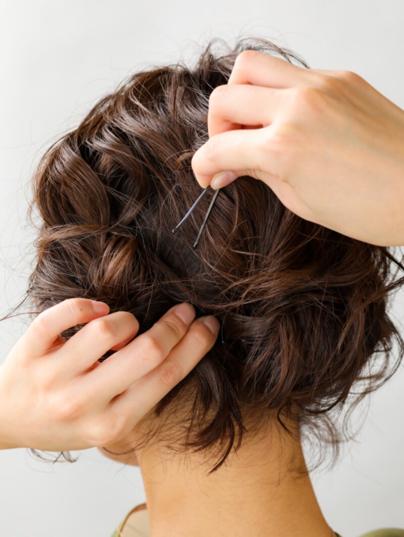 左の毛束は右ねじり、右の毛束は左ねじり