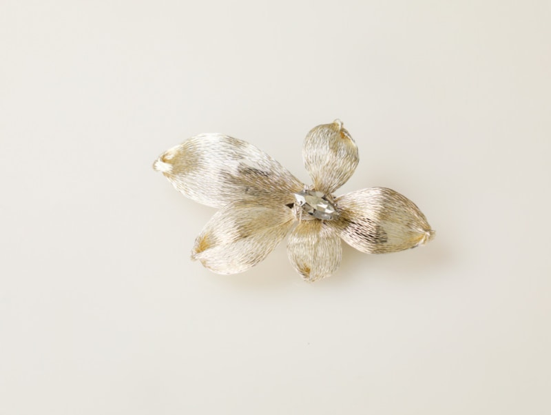 ワイヤーの繊細な表情が大人の女性にぴったり