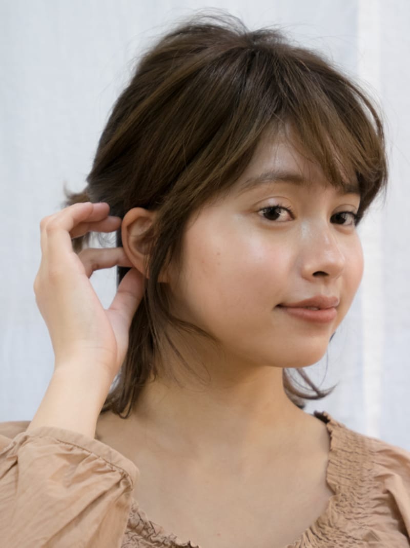 耳上の髪を耳かけするとスッキリ見える