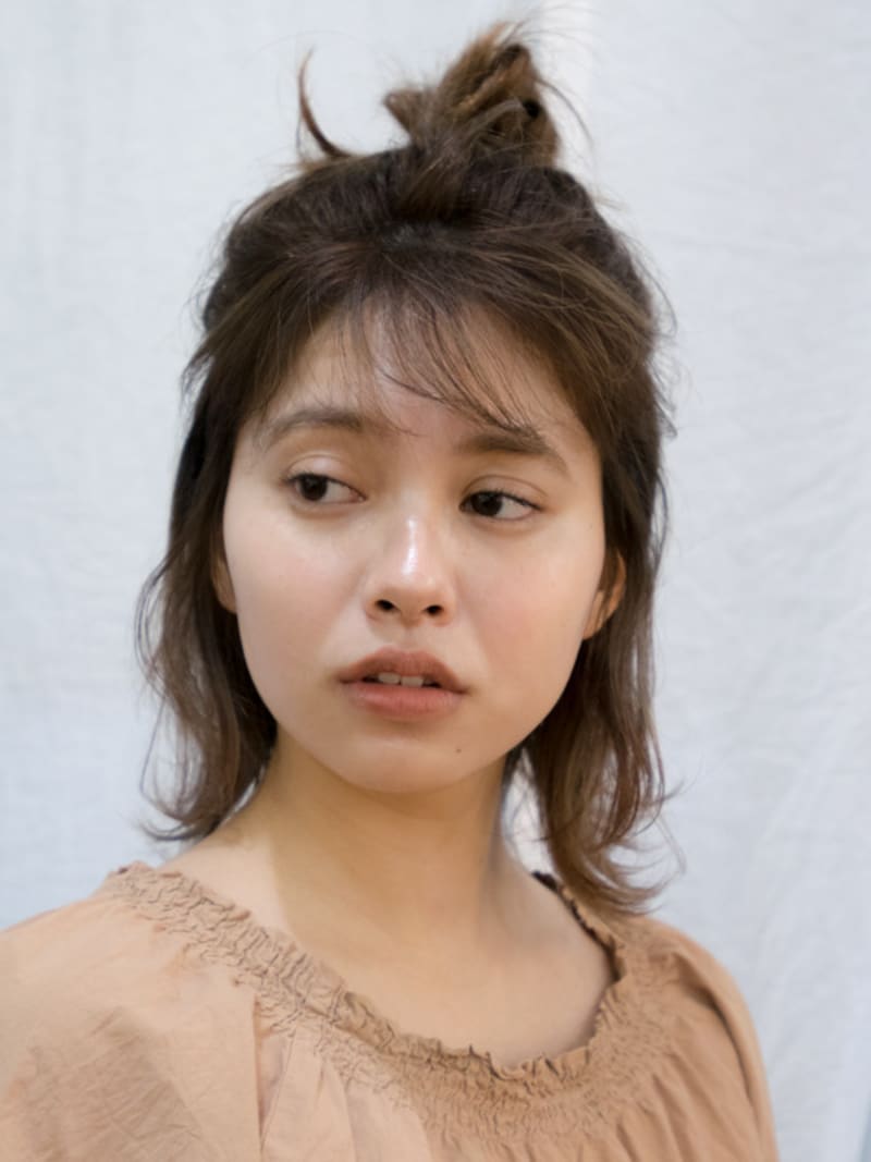 高めの位置でラフにまとめたお団子ヘア