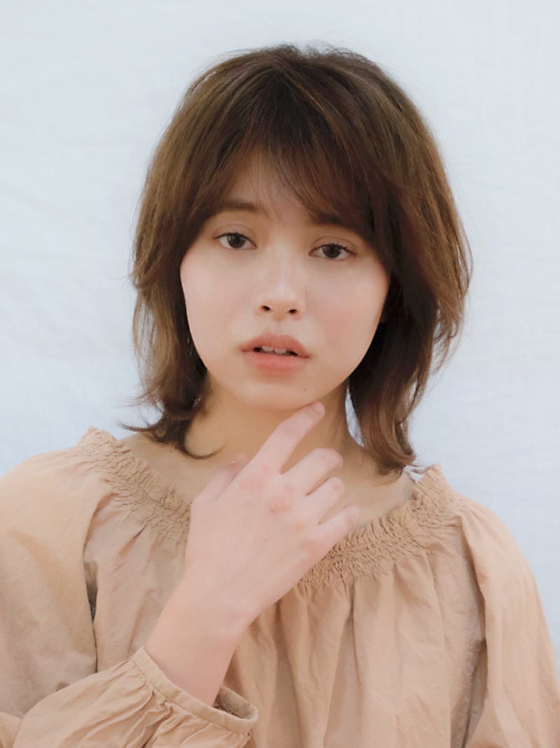 後頭部の髪を巻く時は真上に引き上げるとふんわりする