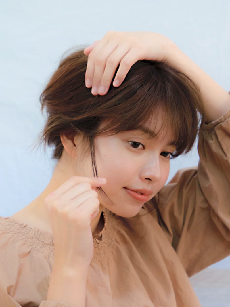 耳前の毛を少し分けとる