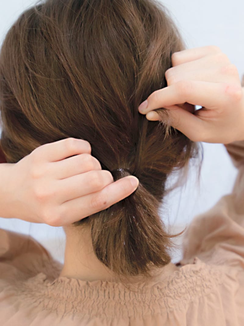 結び目を隠すように毛束を巻く