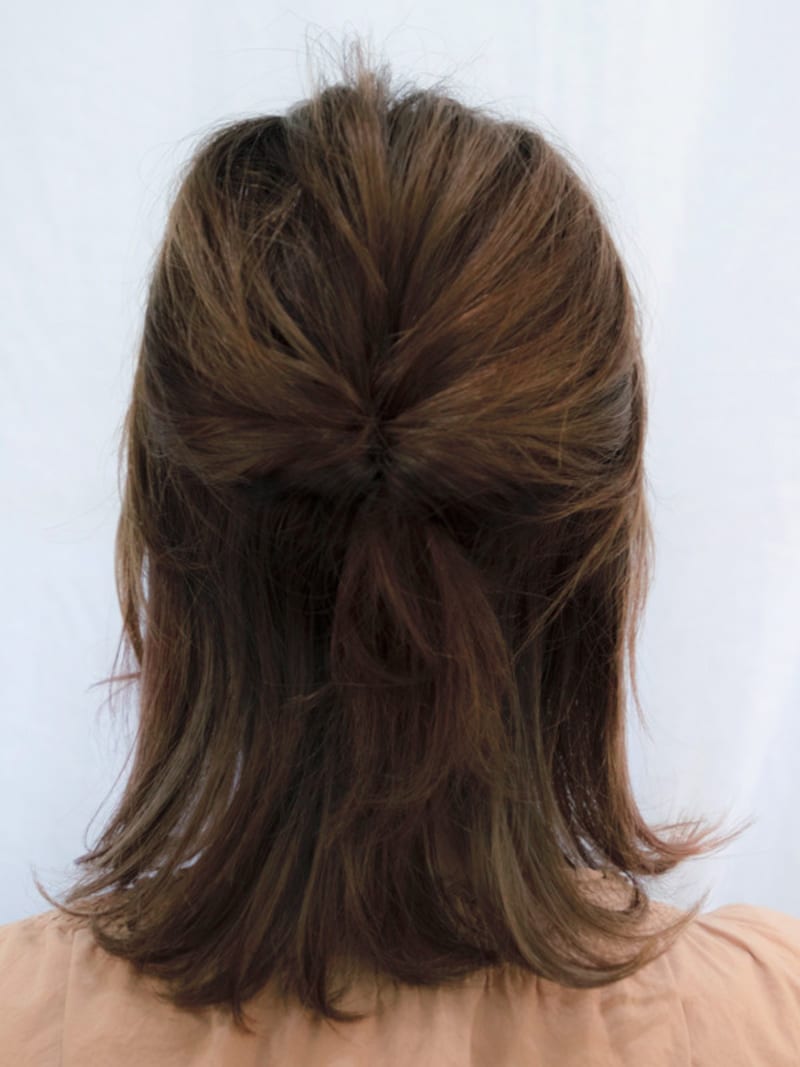 ねじれができてゴムの結び目が隠れる