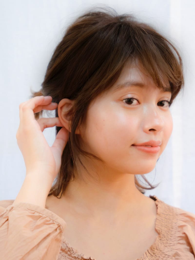 耳上の髪を耳かけするとスッキリ見える