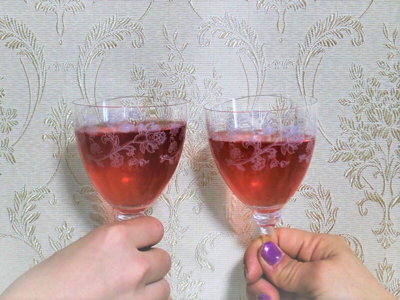 ロゼワインにも見間違えそうなぐらい赤い色が美しい緑茶です。