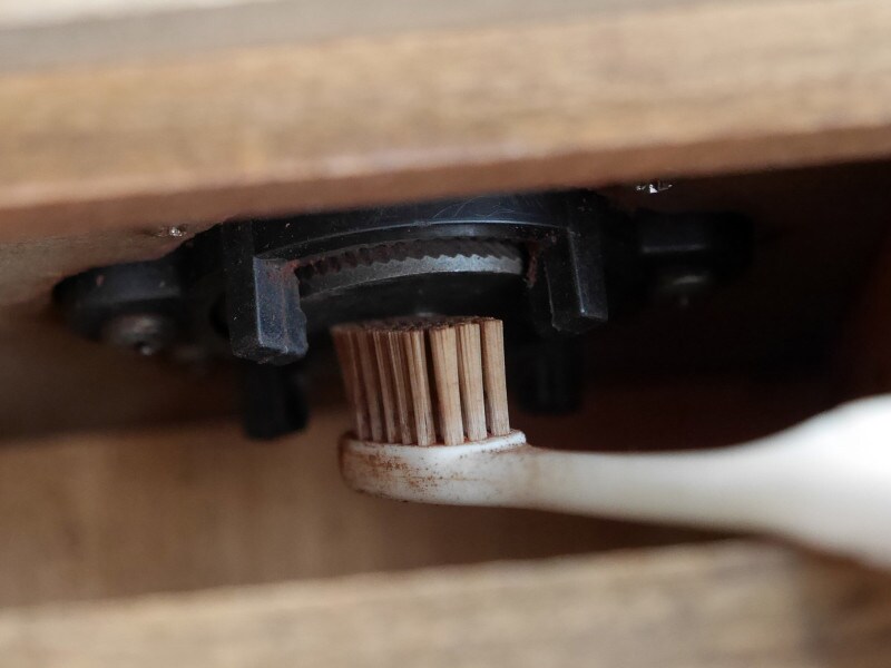 挽き終わった後は、刃の下部に粉がついているので、ブラシで落とします（2019年2月11日撮影）