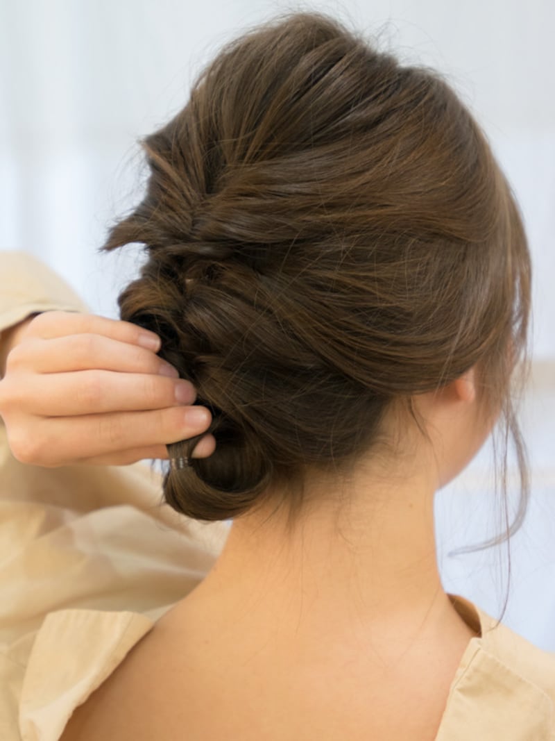 毛先を内側に丸めこむように巻き上げる