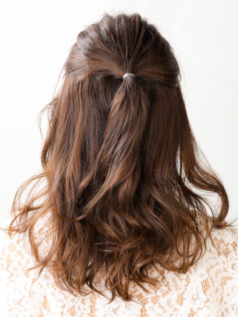 耳上の髪まで分け取らないよう注意