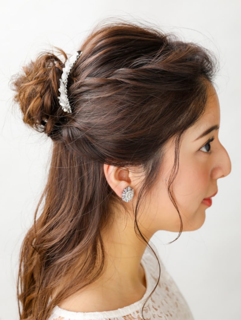 前髪と耳上のWねじりで横顔も華やか！