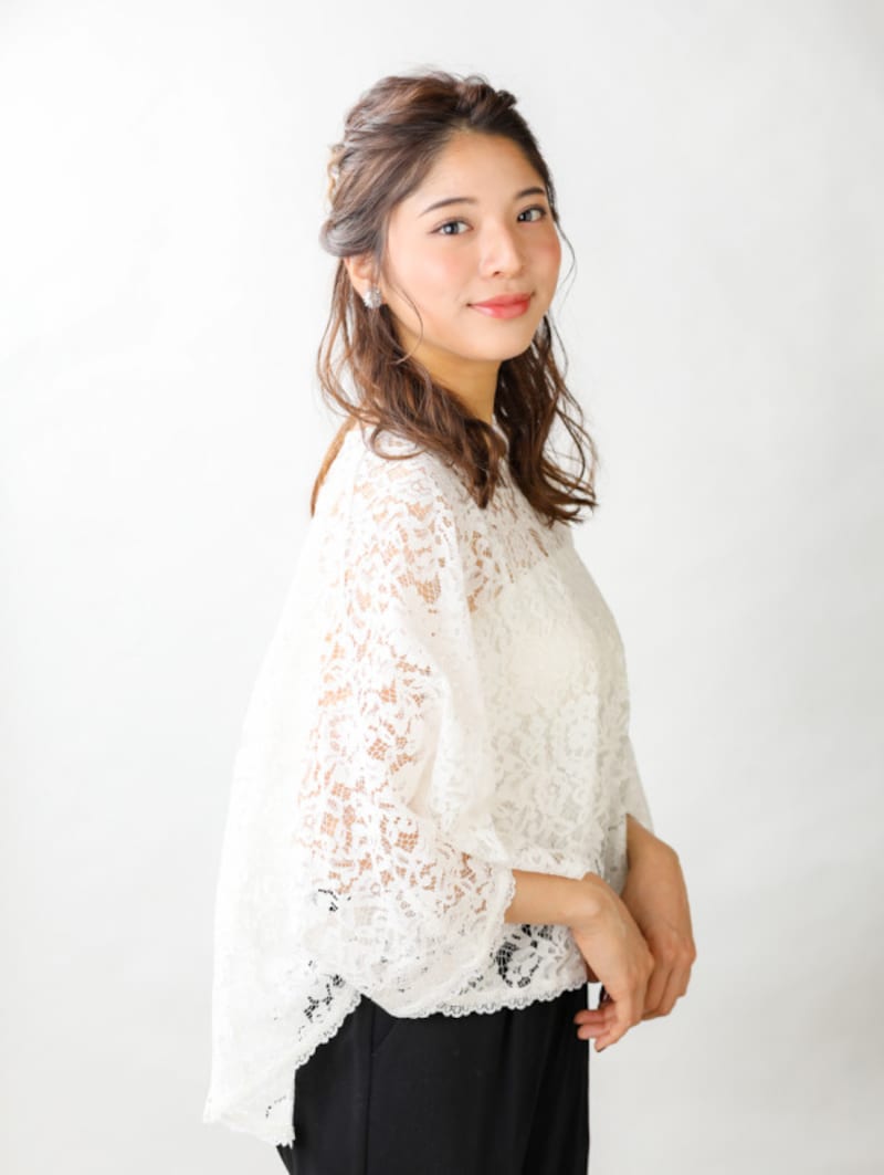 白のトップスにシルバーのイヤリングをチョイス