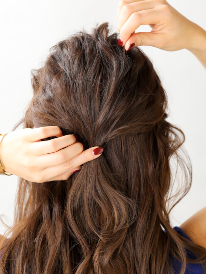 結んでから毛束を少しずつ引き出していく