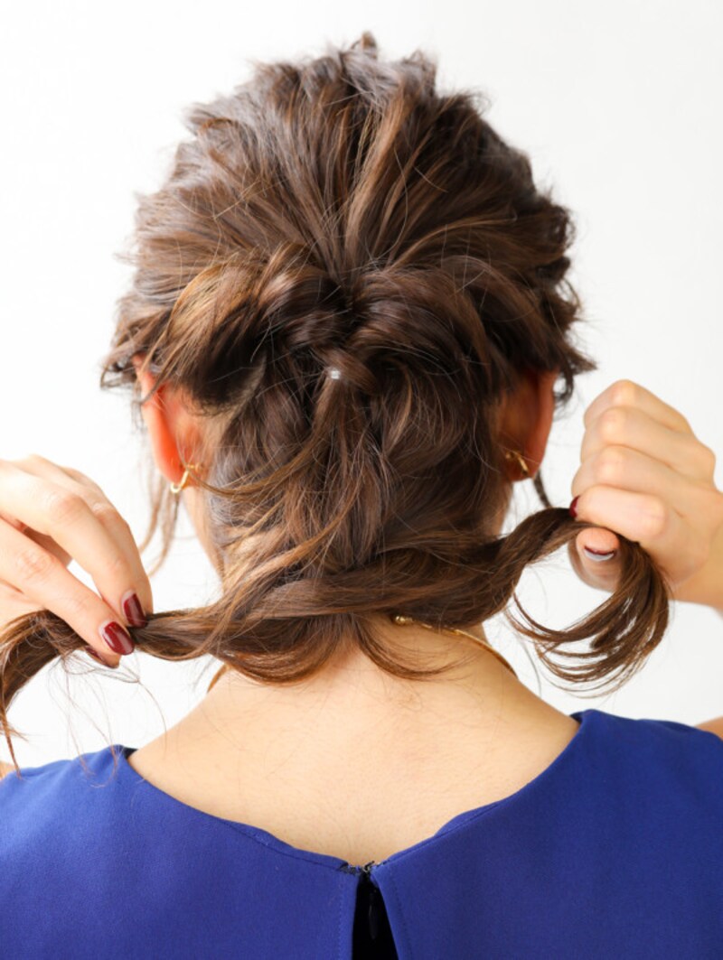 ルーズさを出すため少しゆるめにねじる