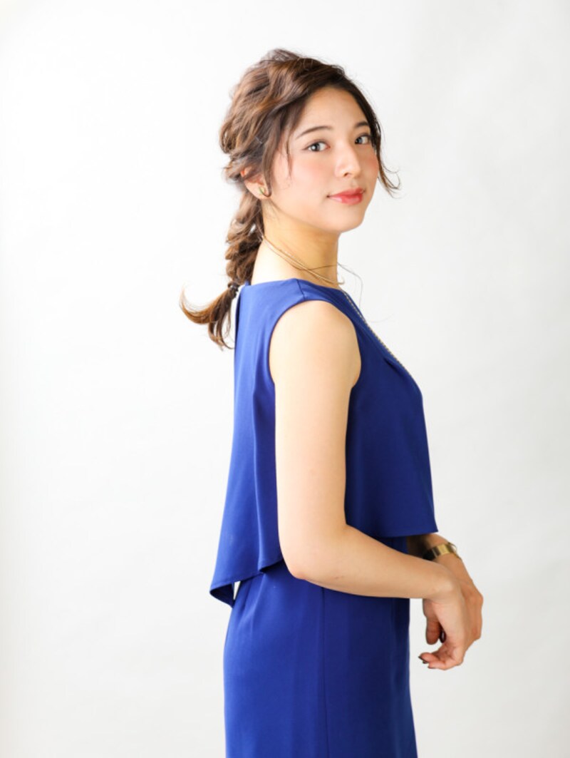 鮮やかなブルーはシンプルなデザインでもきまる