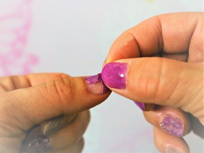 ウィークリージェルネイルを外す時はオイルを付けてゆっくりめくってください。