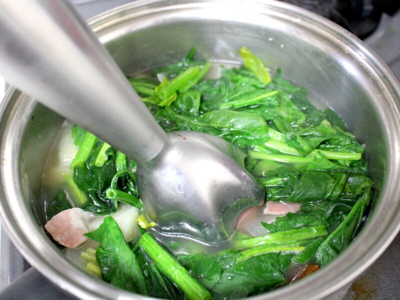 人気はほうれん草とジャガイモのスープ。材料を煮込んだら、マルチクイックで一気にかくはんします