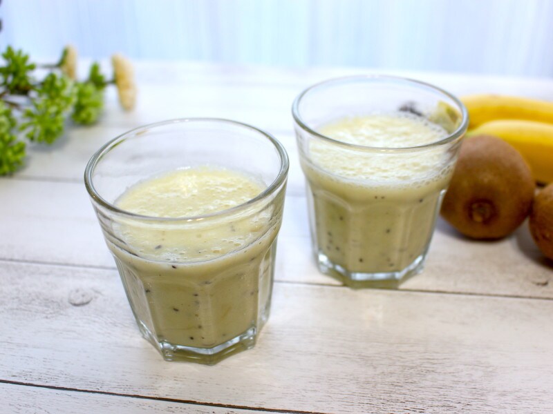 キウイとバナナ、牛乳を入れてかくはんしたスムージーは朝食にぴったり！