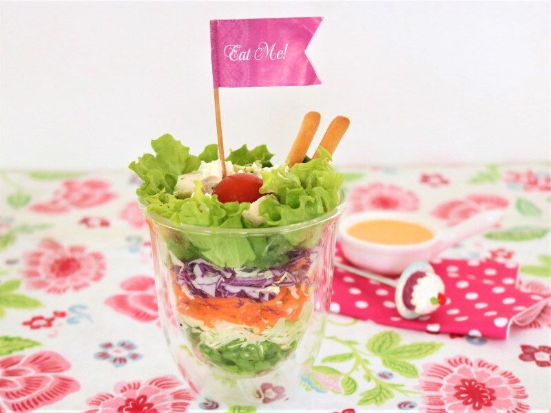 グラスサラダやカップ寿司でカラフルな断面を楽しむ。