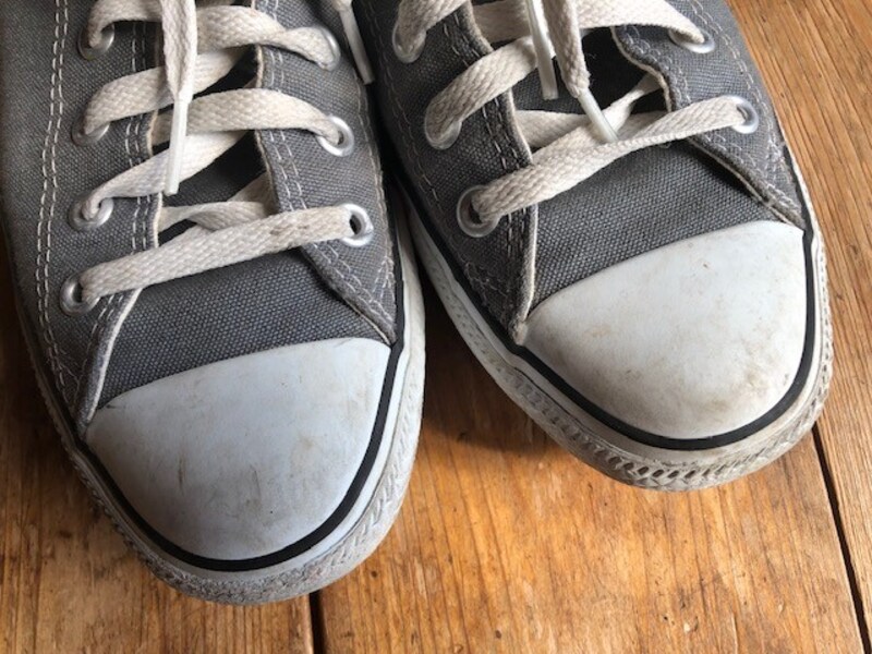スニーカーならではのつま先の汚れ