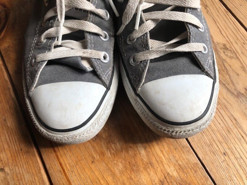 クリームをつけたティッシュで磨くと汚れが改善される