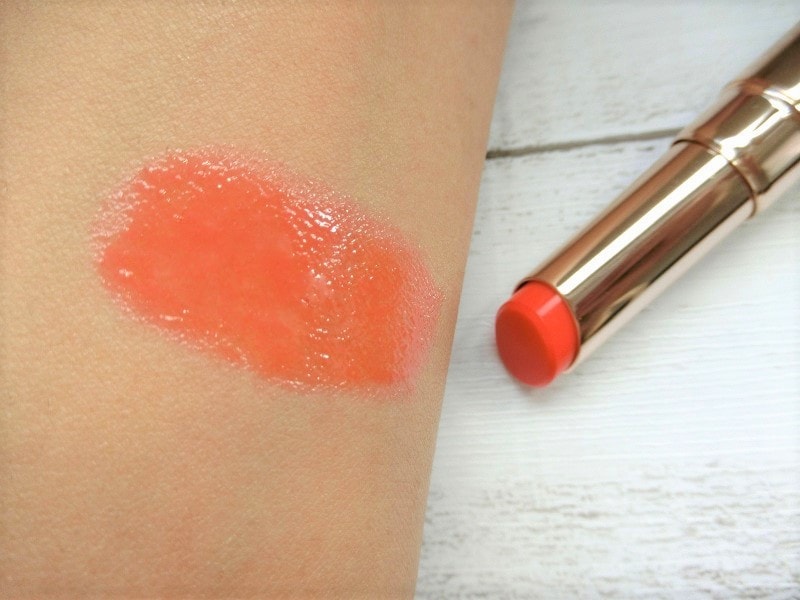 透明感のあるヘルシーコーラルで幸せ顔に