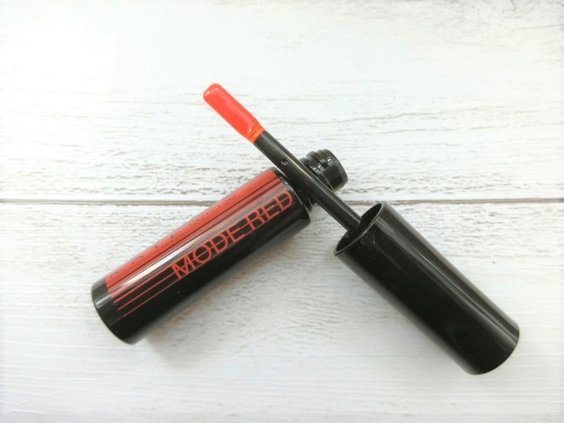 保湿成分としてオリーブ果実油、アーモンド油、ホホバ種子油、ヒマワリ種子油を配合