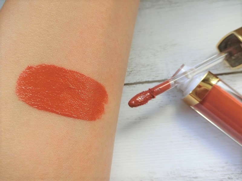 定番とトレンドをミックスしたような赤み寄りブラウンが濃密に発色