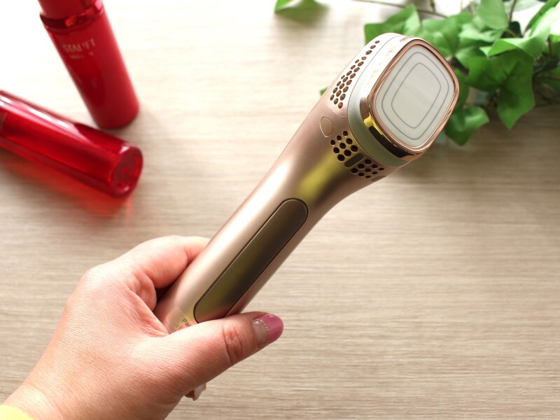 パナソニックの導入美顔器「イオンエフェクター〈高浸透タイプ〉 EH-ST97」。高分子のコラーゲンとヒアルロン酸の導入も高めてくれます