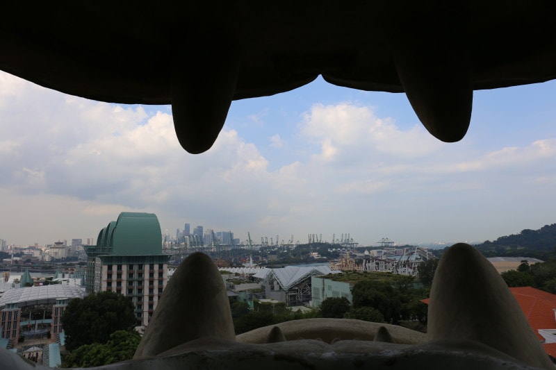 セントーサのマーライオンの口の中