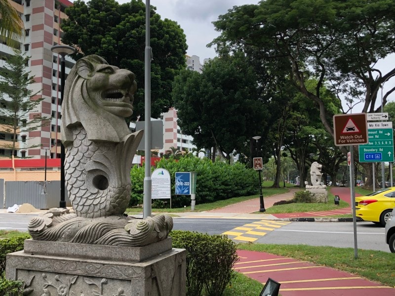 アンモッキオの公団住宅の駐車場に佇むマーライオン