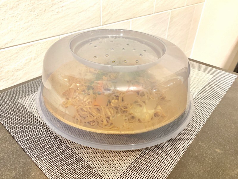 こんもり盛り付けた焼きそばもすっぽりカバーすることができる