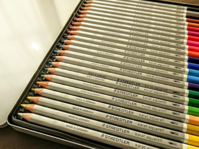 シルバーのボディがおしゃれなカラト水彩色鉛筆