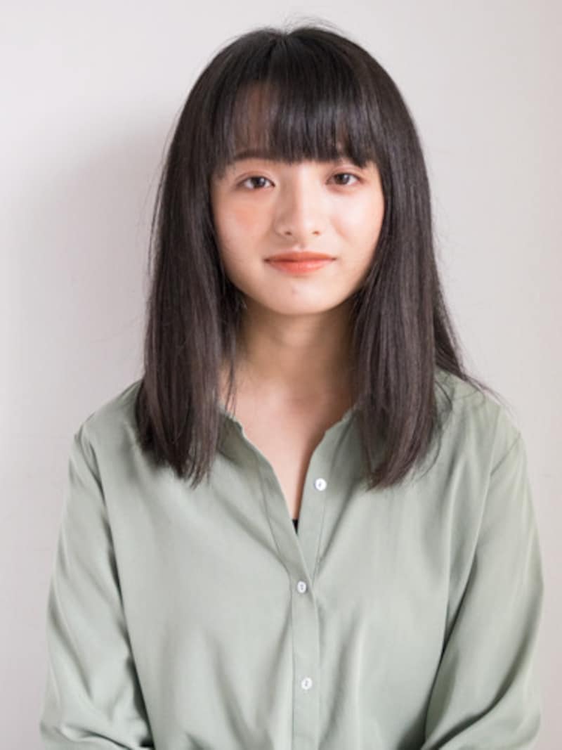 黒髪で巻き髪アレンジをする前。ビフォー