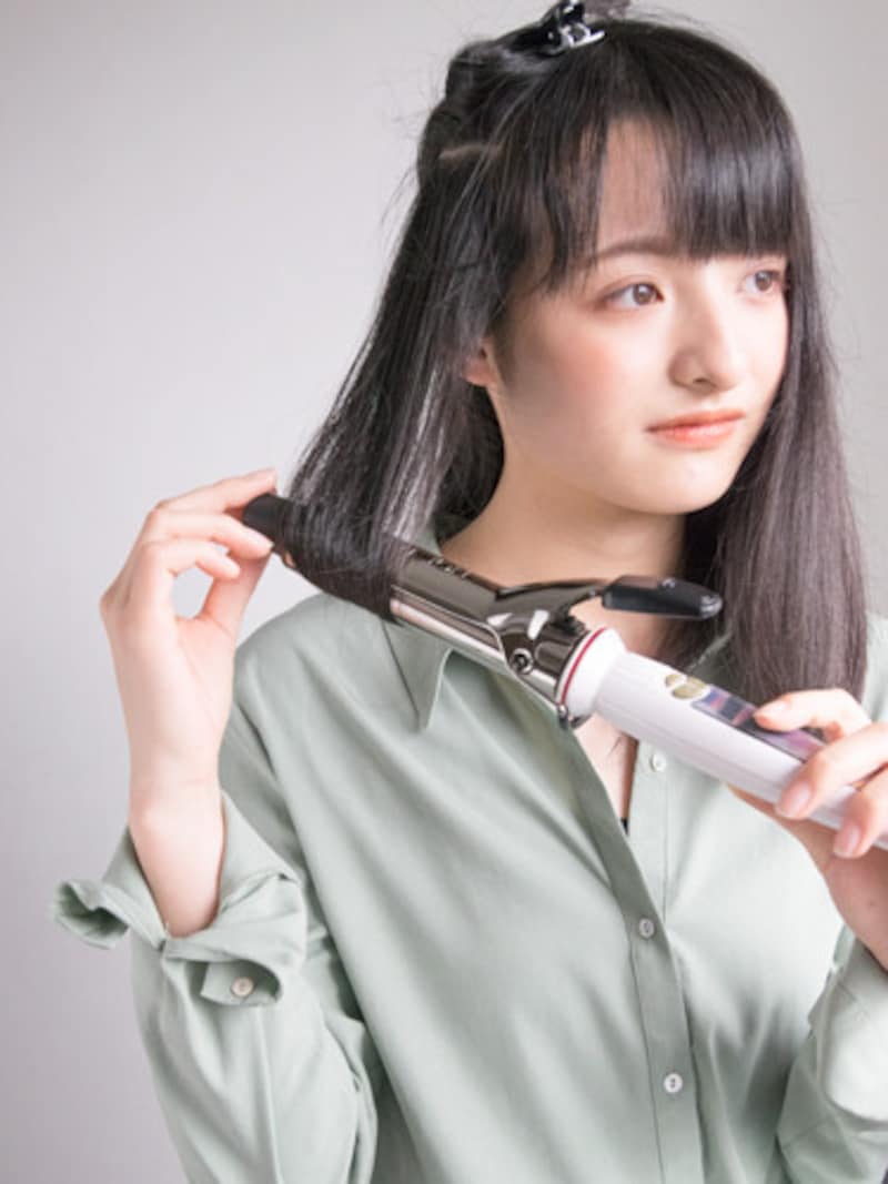 黒髪を毛先から内巻き