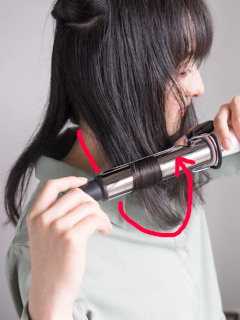 コテを上から挟み外巻きにする