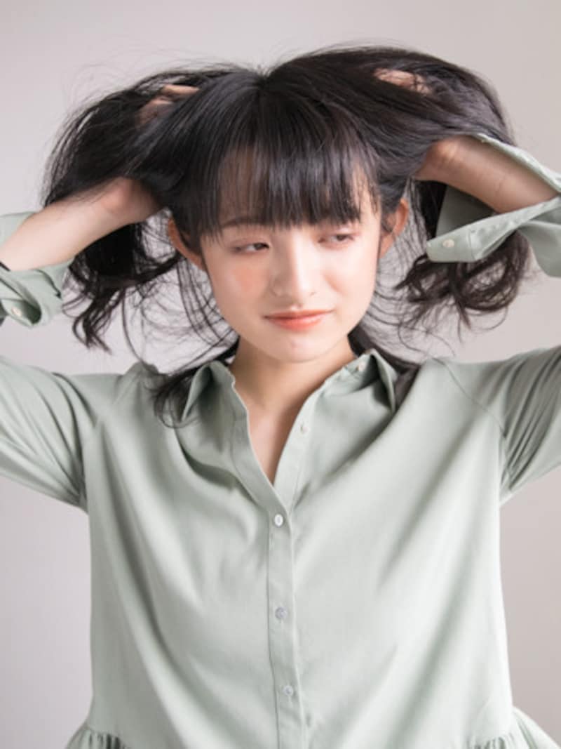 内側から空気を入れるように崩して、黒髪でもゆるい雰囲気に