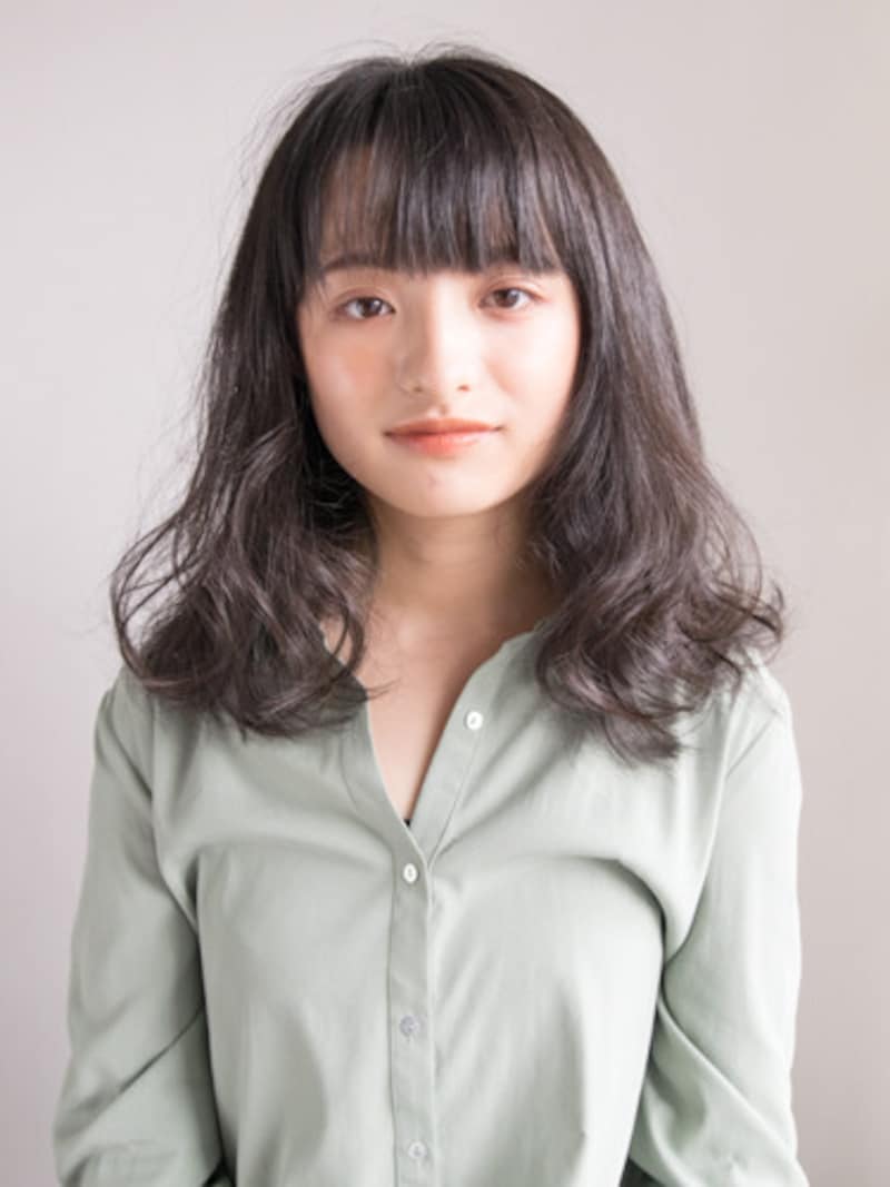 より柔らかく立体的に動く黒髪巻き髪アレンジに